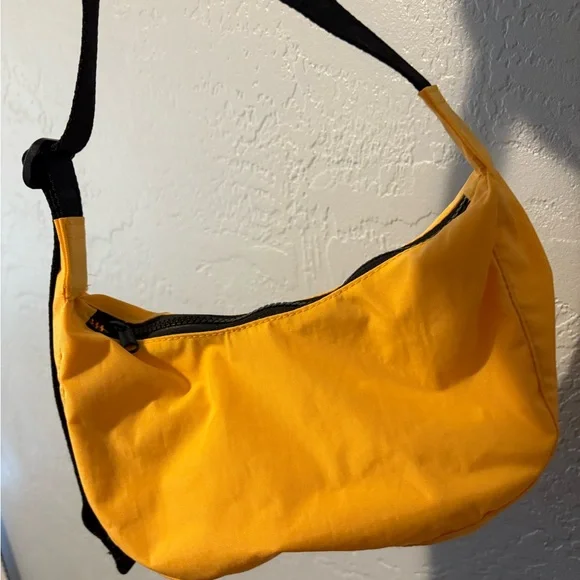 BAGGU small nylon crescent bag in mango - Picture 5 of 6